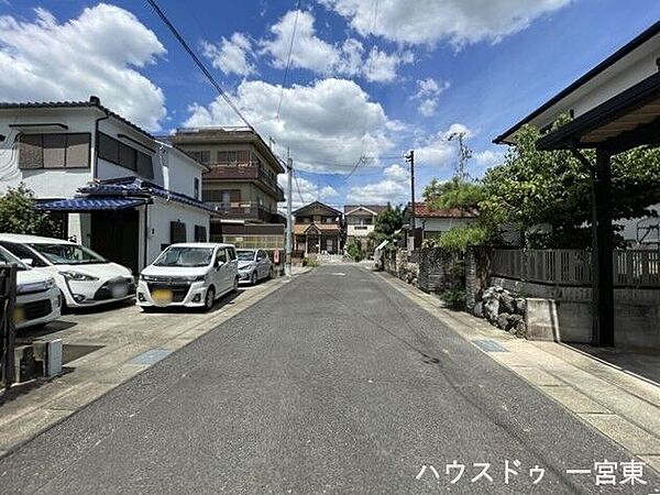 【東側北向き】幅員約4.5mの前面道路です。車がすれ違うには厳しい道幅ですが、車はスピードを抑えて走行するので、お子様にも安全な道幅となっています。