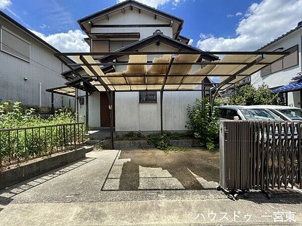 駐車スペースには伸縮門扉を設置。道路との境界をしっかり区切ることができ、防犯面にも配慮されています。