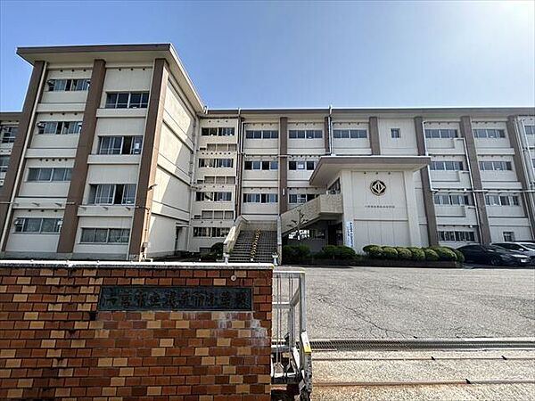 浅井中小学校昭和54年、一宮市内で31番目の小学校として開校。異学年や親子、地域の人々のふれあいを大切にした心豊かで調和のとれた児童の育成に努めています。 1700m
