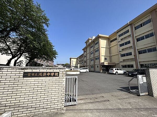 浅井中学校昭和22年開校で、近くには138タワーパークや浅井山公園などがあり、豊かな自然に囲まれた地域です。【教育目標】「いのち」を尊び、知・徳・体の調和のとれた、心豊かでたくましい生徒を 1670m