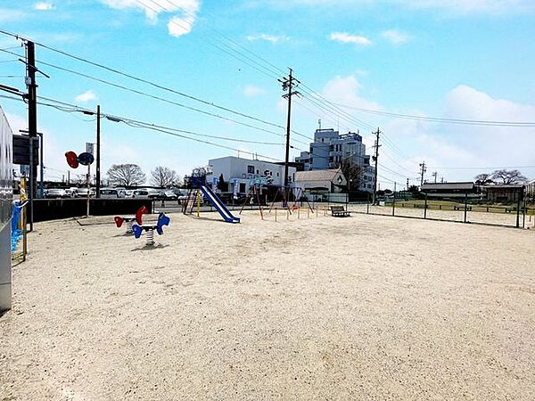 東尾関ちびっ子広場・遊具あり・公衆トイレなし・駐車場なし・目の前に公民館あり※フェンスで囲われているので安心・安全です。 1260m