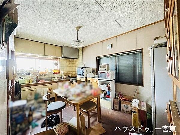 窓付きで換気のしやすいキッチンスペース。明るい自然光が差し込みます。