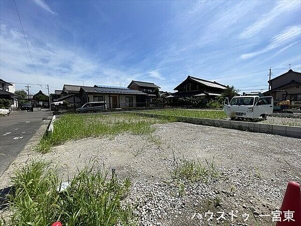 南側に前面道路があるので、陽当たり・通風が良いので南側に庭や窓を作りやすくなり、家の中に長時間光を取り込むことが出来ますね。