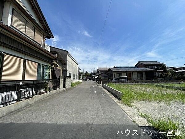 【西側北向き】幅員約5.3mの前面道路です。2台の車がすれ違うことが出来る道幅です。車の出し入れもゆったりとする事が出来ます。