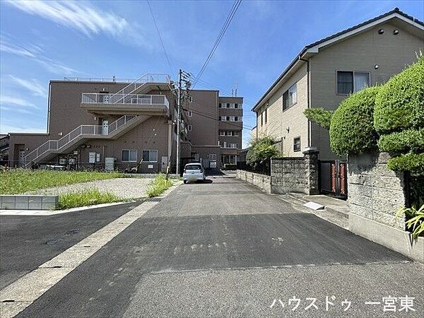 【西側南向き】幅員約5.3mの前面道路です。車がすれ違える道幅です。車1台とベビーカーですれ違っても余裕のある道幅は安心ですね。