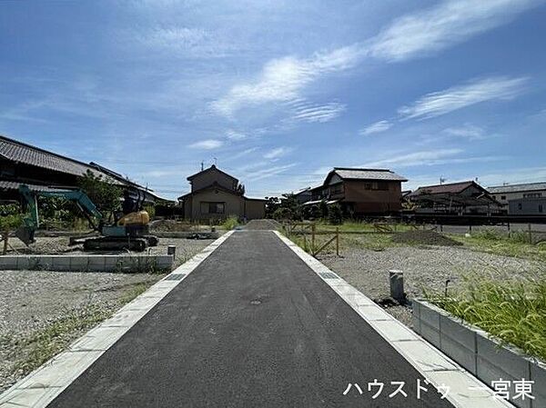 【南側東向き】幅員約4mの前面道路です。普通車が1台通れる幅となります。大型車の通行が少ないので、振動や騒音が抑えられます。