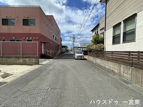【西側南向き】幅員約6mの前面道路です。道路幅にゆとりがあるので、車種を選びません。大きめの車を乗りたい方にもオススメです。