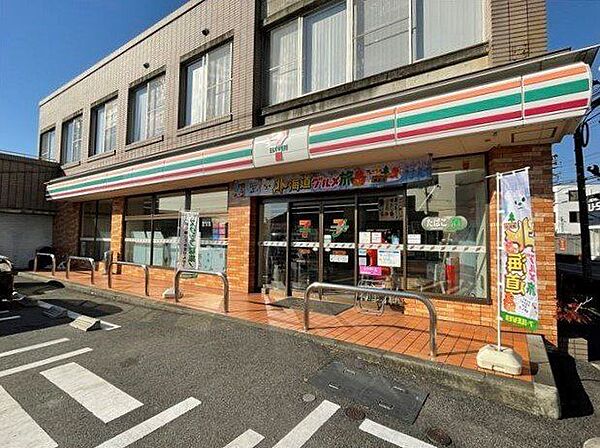 セブンイレブン一宮富士2丁目店24時間営業スローガンは「近くて便利」。地域の人へのサービスを重視し、配達サービスにも力を入れている。（電子マネー利用可　ＡＴＭあり　ネット通販あり）nanaco…