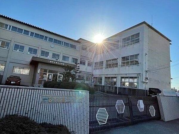 富士小学校【教育目標】心身共に健康で、自ら学び考える、たくましい富士っ子を育成する【めざす富士っ子】なかよく（徳）かしこく（知）たくましく（体）「命を大切に　命を輝かせて」生きる児 270m