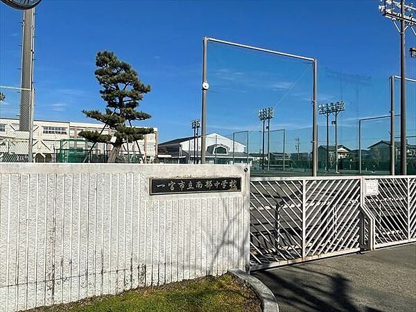 南部中学校NEVER GIVE UP！　NEVER TOO LATE！【教育目標】心身ともに健康で、知・徳・体の調和のとれた、思いやりのあるたくましい生徒を育成する 1190m