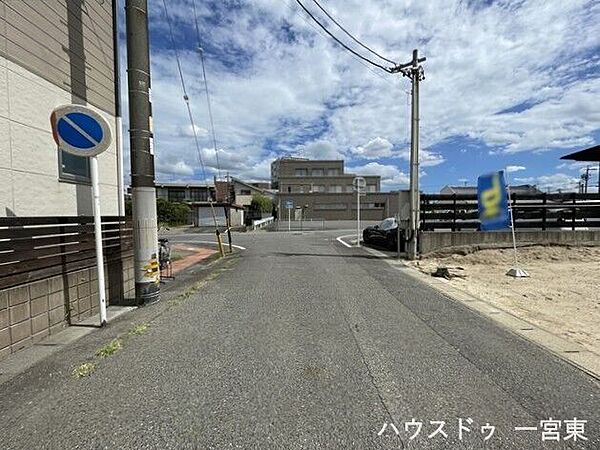 【西側北向き】幅員約6mの前面道路です。車がすれ違うのに十分な道幅です。車が2台と通行人も通れる幅となっています。