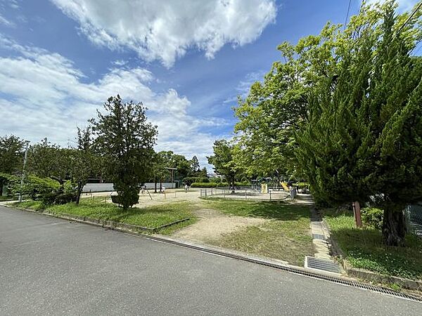 大平島公園・遊具あり・公衆トイレあり・駐車場なし・南西側にグラウンドあり※SL列車を見ることができます。敷地面積が大きいのでウォーキングにも◎ 450m