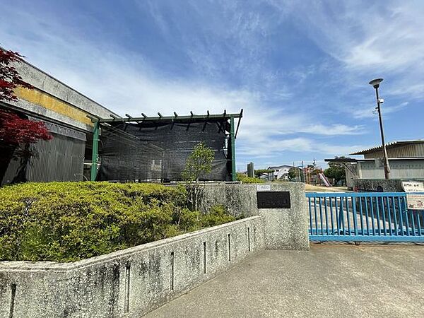 萩原保育園【保育理念・方針】心も体も健康な子人との関わりの中で、思いやりの気持ちを持つ子様々なことに興味を持ち、意欲的に遊ぶ子自由な発想で豊かに表現する子 1040m