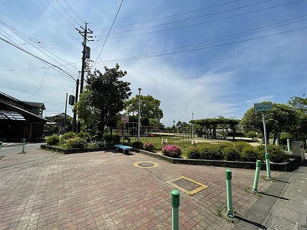 萩原西出公園萩原小学校から徒歩7分程のところにある、公園です。遊具が充実しているので、幅広い年齢の子ども達が遊ぶことができます。 730m
