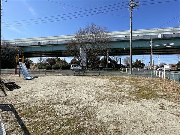 毛受第2ちびっ子広場すべり台とベンチがある広場です。大きい広場ではありませんがお散歩途中の休憩や小さいお子様が遊ぶのに丁度いい広さです。 290m