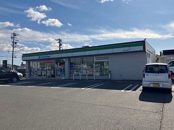 ファミリーマート一宮いわと店24時間営業スローガンは「Fun＆Fresh」。驚きやワクワク感を与えるべく、商品改革に取り組んでいる。（電子マネー利用可　ＡＴＭあり　ネット通販あり）Tポイントサ…