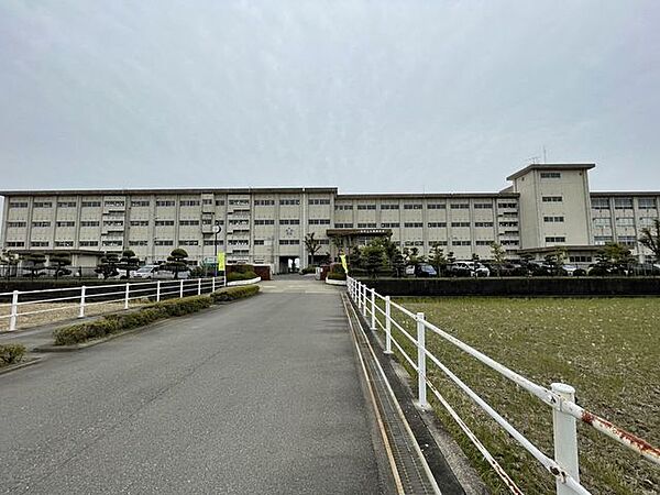 大和南中学校【校訓】至誠・自律・敬愛【教育目標】至誠…誠意をもって人に接し、事に取り組める生徒自律…目標・計画をもって、粘り強く実行できる生徒敬愛…長所を認め合い、感謝・感動が 900m