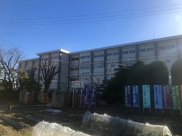 大和中学校◇笑顔　輝け　大中◇【校訓】勤勉・自治・感謝【学校教育目標】「笑顔　輝け　大中」のもと、心身ともに健康で、知・徳・体の調和のとれた、思いやりのあるたくましい生徒の育成をめ 2860m