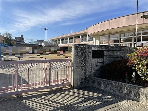 丹陽西保育園◇特色◇住宅街に位置し、公園がたくさんあります。年間を通して散歩に出かけたり、園庭の花谷季節の野菜を育てたりして、自然に触れることを大切にしています。 910m