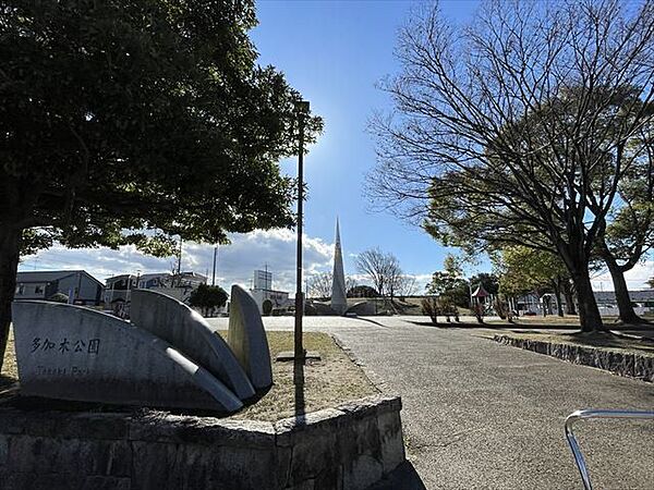 多加木公園・遊具あり・公衆トイレあり・駐車場あり・グラウンドあり（令和7年まで工事中）・手洗い場あり※敷地面積が広いので、余裕をもって遊ぶことができます。 1390m