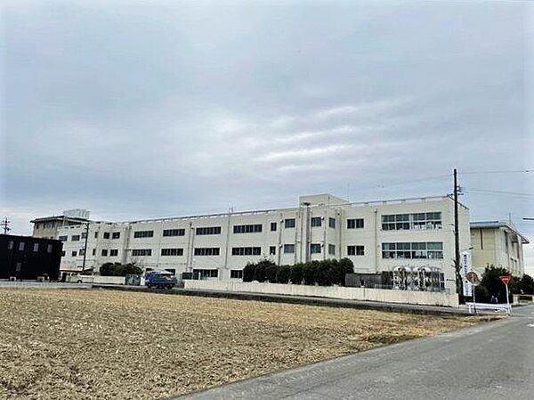 尾西第三中学校【教育目標】「やる気の三中　熱意をもって」を掲げ、「地道・徹底」を貫き、「自立・貢献」できる生徒を育成する【校訓】・健康・自主・礼儀 1120m
