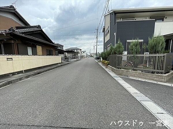 ≪西側北向き　幅約8.4ｍ≫引越し業者のトラックも問題なく停めて置くことが出来る道幅です。