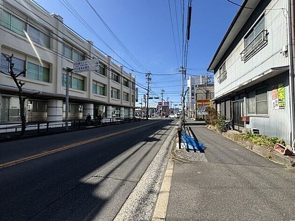 南側前面道路です。普通車が余裕を持ってすれ違うことの出来る道幅です。もちろん、大型車も余裕を持って通行出来ます。