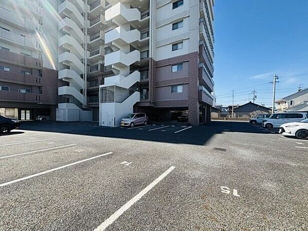 敷地内に駐車場があります。車をお持ちの方に嬉しい設備です。通勤やお買い物にも便利！毎日の移動がスムーズに行えます。