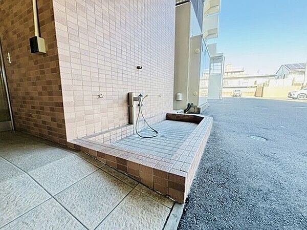 【洗い場】散歩後や汚れた際に、ペットを手軽に洗うことができます。