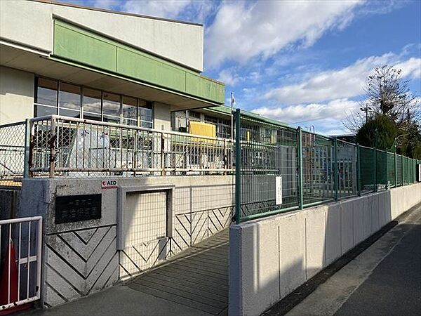 真澄保育園◇特色◇市の中心部に位置し、一宮駅より東に徒歩15分の所にあります。地域に真清公園があり、四季折々に散歩に出かけ自然に触れることを大切にしています。 360m