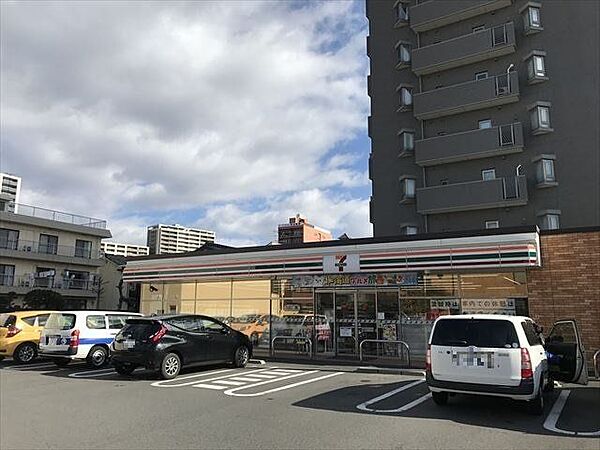 セブンイレブン一宮本町4丁目店24時間営業スローガンは「近くて便利」。地域の人へのサービスを重視し、配達サービスにも力を入れている。（電子マネー利用可　ＡＴＭあり　ネット通販あり）nanaco…