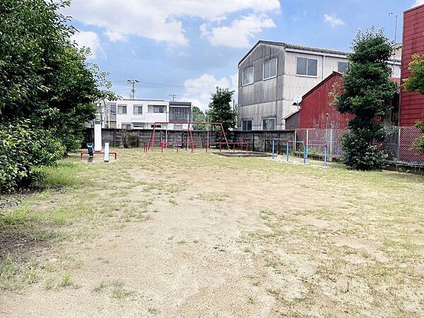 殿町1丁目ちびっ子広場住宅街にある、小さな公園です。遊具は滑り台・シーソー・ブランコ・鉄棒・砂場があります。 170m