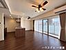 リビング/ダイニング：※家具/小物消しの加工をしています団らんのひと時を明るく演出する南向きの大きな窓があるリビングダイニング。