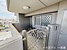 その他：【アルコープ】共用廊下から一歩奥まったアルコーブ空間。落ち着いて出入りできる安心感があります。