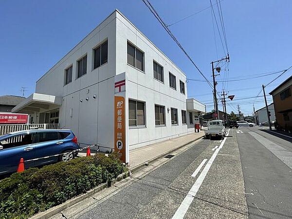 萩原郵便局取り扱いサービス：郵便・貯金・ATM・保険郵便窓口：平日9:00～17:00駐車場あり（7台） 1670m
