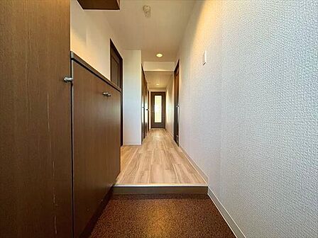 大型の玄関収納には小物を飾るスペースがあります。季節ごとに小物を変えたりとアレンジ次第でさらにオシャレな玄関になります!(2025年11月29日撮影)