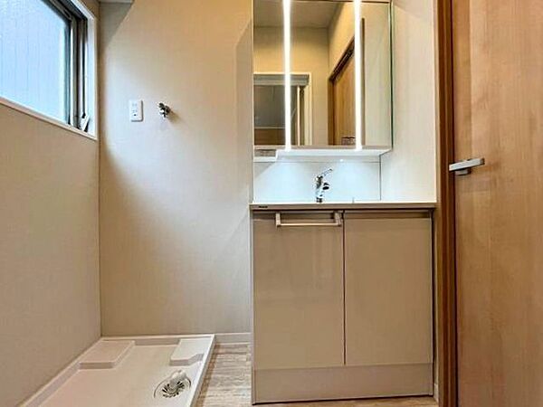 洗面所にも窓があります。光も入り明るいです。洗面台新品交換済です。（2026年2月12日　撮影）
