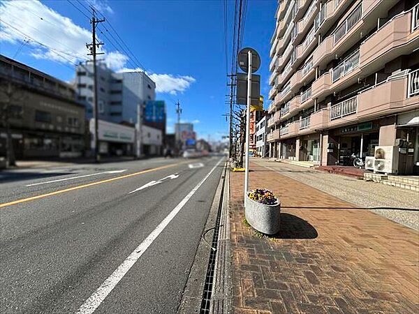 前面は柳通りで遮るものがなくベランダへ光がよく入ります。国道1号線、国道23号線へのアクセス◎（2026年2月3日　撮影）