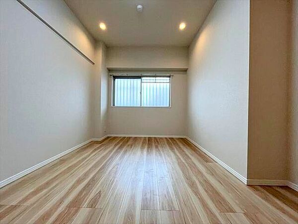 玄関からすぐの7帖洋室。3部屋の中で一番広いお部屋になります。（2026年2月12日　撮影）