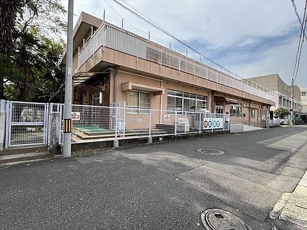 四日市市中央こども園旧四日市市立中央保育園四日市郵便局の北側、中央小学校の隣に位置する保育時間　平日・土7：00～19：00 520m