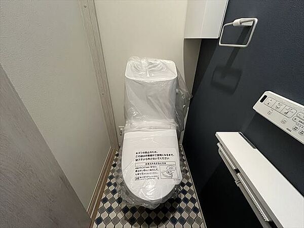 トイレはどこからもアプローチしやすい玄関ホールの所にあります。収納棚もありストック品も仕舞えて◎（2025年7月13日　撮影）