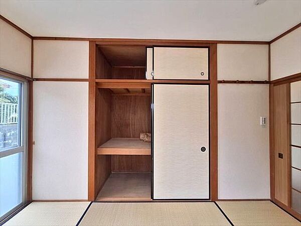6帖和室押入：普段使わない物は上部の天袋へ仕舞えるのも便利ですね。