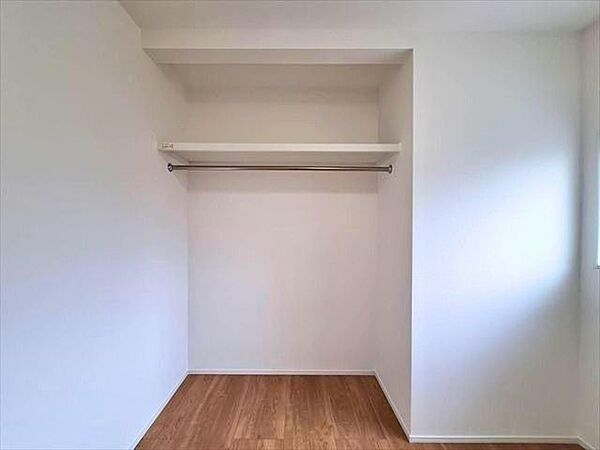 約5.2帖洋室クローゼット：扉がなくお部屋が広く感じられ、匂いもこもらなくて良いですね