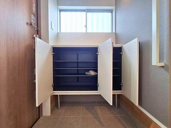シューズボックスの上部にお出かけの小物を置いたり、お花や写真を飾ったり家族のお好みで使えますね