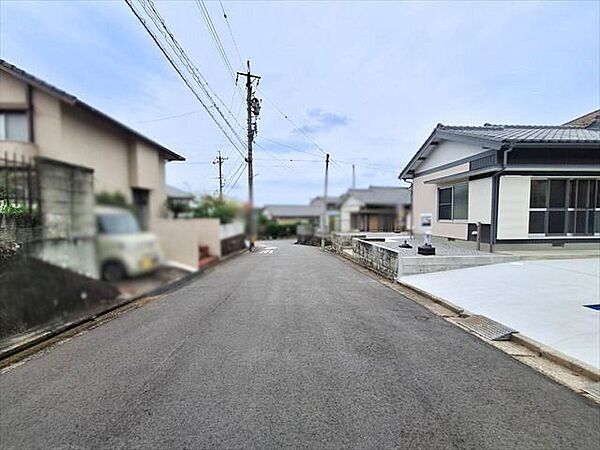 幅員約4mの前面道路です。普通車が1台通れる幅となります。大型車の通行が少ないので、振動や騒音が抑えられます。
