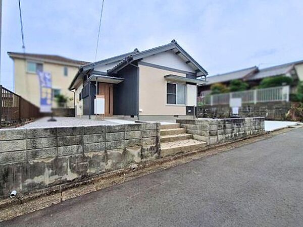 玄関側より撮影：落ち着いた外観デザインと開放感のある敷地が魅力。駐車スペースを確保し、お車の出し入れもスムーズです。ワンフロアならではの暮らしやすさもおすすめのポイントです。
