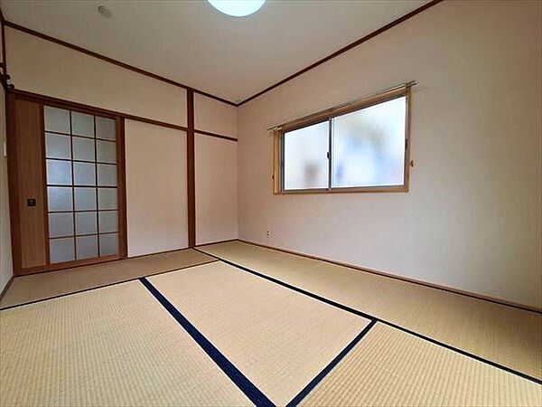 お庭へも出入りできる6帖和室。天袋のある押入で収納力もありますよ
