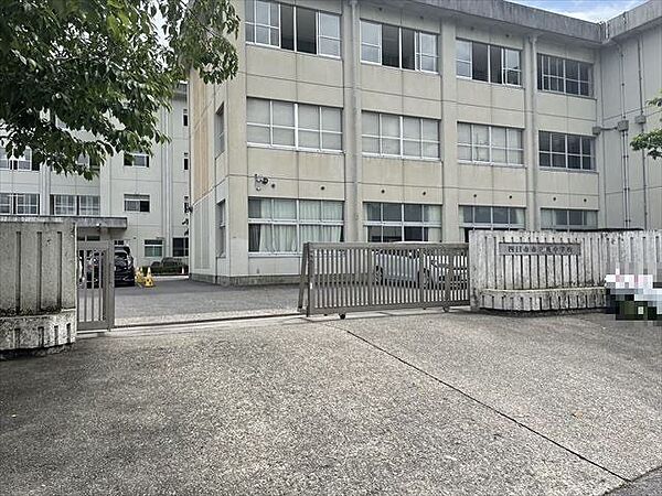 桜中学校教育目標：輝く未来を共に切り拓く生徒の育成めざす生徒の姿：夢をもち、主体的に未来を創造する生徒（自立）、課題を受け止め、粘り強く努力する生徒（勤勉）、つながりを大切にし協働的に実践する…