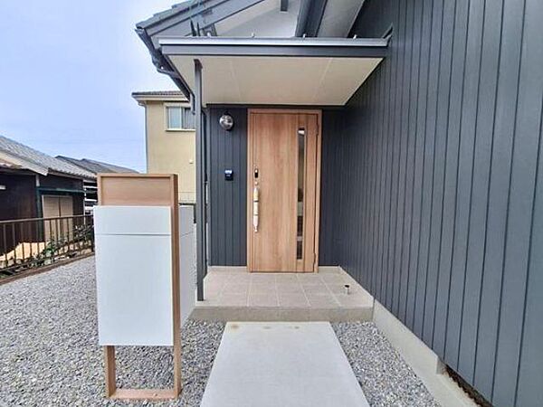 玄関ポーチ：屋根があり雨天時に慌てずに出入りできます。