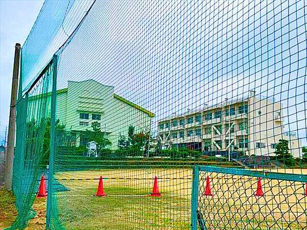菰野町立千種小学校明治9年より始まり昭和51年「開校百年」記念式典を行うともに学び　関わりを深め　つながり合う子どもの育成を教育目標に掲げる 2740m